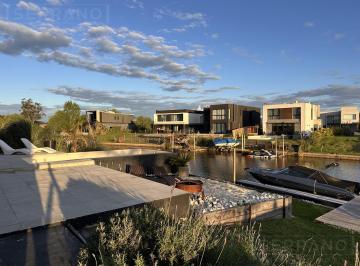 Casa · 300m² · 5 Ambientes · 15 Cocheras · Casa en Alquiler con Amarra Propia y Espacio Amplio Para Varios Autos en Villanueva