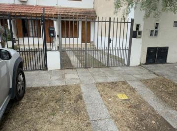 Casa · 70m² · 4 Ambientes · 1 Cochera · Casa en Área Centro Este