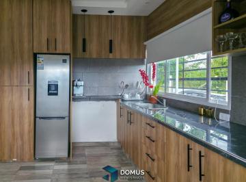 Casa · 90m² · 2 Dormitorios · 2 Cocheras · Venta Casa Barrio Los Nogales