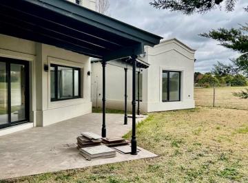 Casa · 220m² · 4 Ambientes · 1 Cochera · Casa Chalet en Venta en Tandil, Resto de La Provincia, Buenos Aires