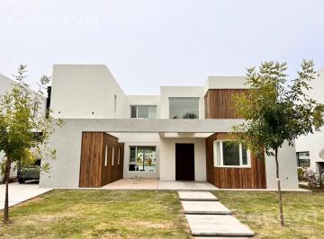 Casa · 210m² · 4 Ambientes · 4 Cocheras · Casa Al Agua en Santa Ana