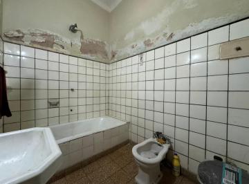 CASA EN VENTA A REFACCIONAR.La propiedad se encuentra ubicada al frente con orie · Venta - Casa a Reciclar. Zona Sur, Rosario