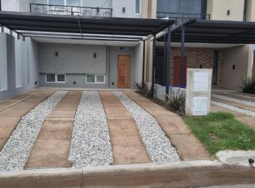 Casa · 110m² · 4 Ambientes · 2 Cocheras · Duplex en Venta - Docta