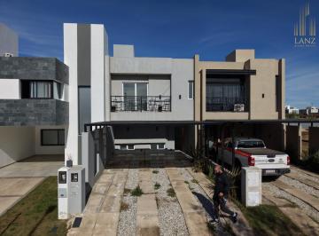 Casa · 110m² · 4 Ambientes · 2 Cocheras · Duplex en Venta - Docta