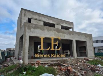 Casa · 203m² · 5 Ambientes · 2 Cocheras · Venta Casa Oportunidad, Barrio Santa Sofia. Pilar del Este