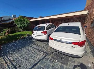 Casa · 293m² · 7 Ambientes · 2 Cocheras · Venta Casa 4 Dorm. - Villa Cabrera - Gran Terreno