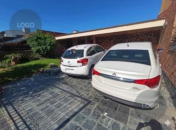 Casa · 293m² · 7 Ambientes · 2 Cocheras · Venta Casa 4 Dorm. - Villa Cabrera - Gran Terreno