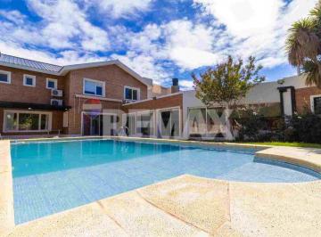 Casa · 362m² · 8 Ambientes · 4 Cocheras · Alquiler Casa con Pileta en Jardines del Rey