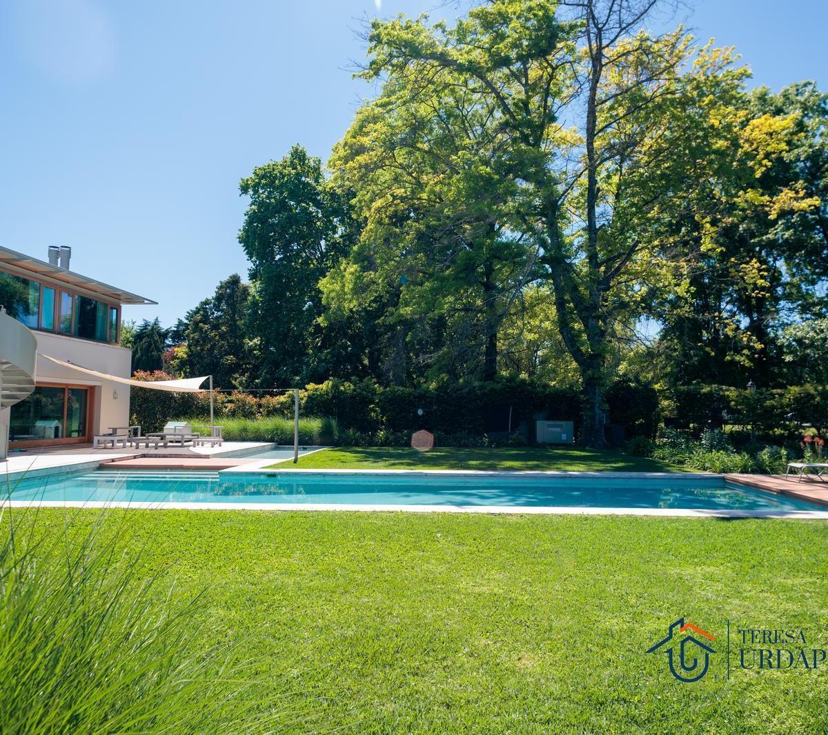Casa en Esquina Cerca del Club House y del Golf - Urdapilleta Propiedades