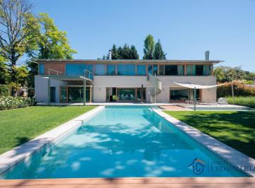 Casa · 437m² · 3 Dormitorios · 2 Cocheras · Casa Moderna de Gran Diseño en Olivos Golf Club