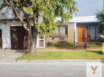 PH · 70m² · 4 Ambientes · 1 Cochera · PH en Venta - 3 Dorm. 1 Baño - 128 m² - Castelar Norte