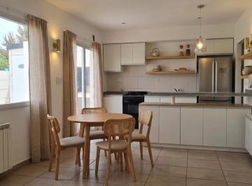 Casa · 120m² · 5 Ambientes · 4 Cocheras · Casas de Santa Ana | Alquiler | Interesante Casa de 5 Ambientes con Pileta