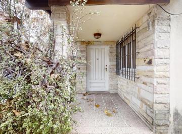 Casa · 113m² · 3 Ambientes · 1 Cochera · Casa en Venta de 3 Ambientes en Martinez con Jardín y Cochera