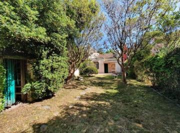 Casa · 126m² · 5 Ambientes · 1 Cochera · Casa de 5 Ambientes Toda en Pb, con Gran Jardín y Mucho Potencial en Excelente Lote - en Venta