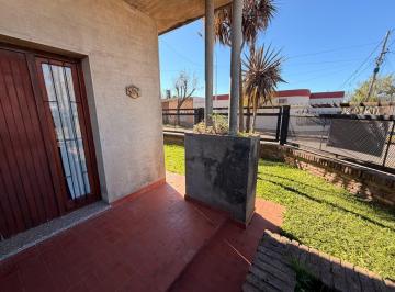 Casa · 390m² · 4 Dormitorios · 1 Cochera · Amplia Casa en Capitán Bermúdez