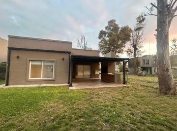 Casa · 130m² · 3 Ambientes · 1 Cochera · Casa Moderna en Alquiler en Alvarez del Bosque