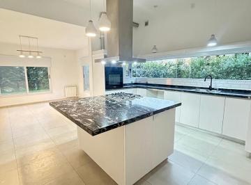 Casa · 130m² · 3 Ambientes · 1 Cochera · Casa Moderna en Alquiler en Alvarez del Bosque