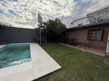 Casa · 295m² · 5 Ambientes · 2 Cocheras · Casa de 4 Dorm. en Barrio Residencial Santa Rosa en Excelentes Condiciones! Posibilidad de Rec