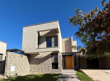 Casa · 325m² · 7 Ambientes · 2 Cocheras · Alquiler Barrio La Barraca