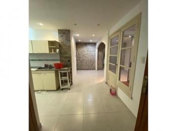 Casa · 135m² · 6 Ambientes · 2 Cocheras · Casa en Alquiler de 6 Ambientes en Bernal Centro