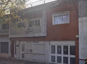 Casa · 130m² · 4 Ambientes · 1 Cochera · Casa 2 Dorm. Echesortu - Cochera Amplia - Ascensor