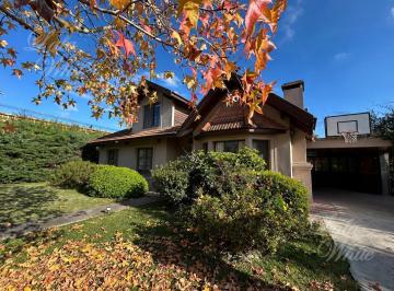 Casa · 174m² · 4 Ambientes · 1 Cochera · Casa - El Centauro