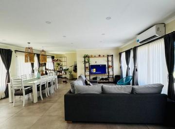 Casa · 300m² · 5 Ambientes · 3 Cocheras · Casa en Alq. Temporario en Cardales Village, Campana, G. B. a. Zona Norte