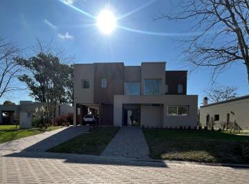 Casa de 4 ambientes, Berazategui · Casa a La Venta en Fincas de Hudson