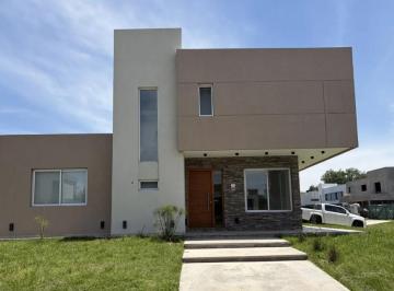 Casa · 300m² · 5 Ambientes · 1 Cochera · Casa 5 Ambientes en Venta en Fincas de Alvarez