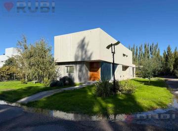 Casa · 275m² · 6 Ambientes · 2 Cocheras · Casa en Capital