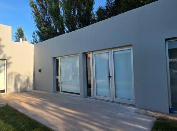 Casa · 210m² · 7 Ambientes · 2 Cocheras · Casa en Venta en Barrio Privado Cruz del Sur Gral. Roca