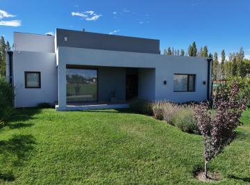 Casa · 280m² · 7 Ambientes · 2 Cocheras · Casa en Venta en Barrio Los Castaños Plottier