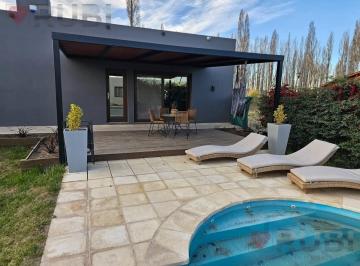 Casa · 280m² · 7 Ambientes · 2 Cocheras · Casa en Venta en Barrio Los Castaños Plottier