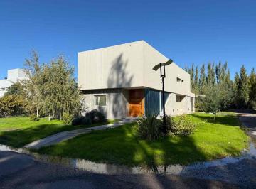 Casa · 275m² · 6 Ambientes · 2 Cocheras · Casa en Capital