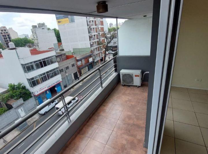 Luminoso Departamento de 2 Ambientes con Balcón Al Frente Sobre Av Directorio 3500