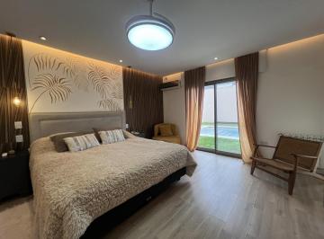 Casa · 220m² · 6 Ambientes · 5 Cocheras · Casa a La Venta en Siete Soles 2 Dorm + Pileta