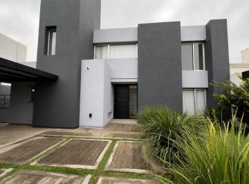 Casa · 220m² · 6 Ambientes · 4 Cocheras · Casa a La Venta en Siete Soles