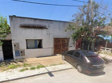 Frente · Casa Construida con Materiales Solidos a Refaccionar