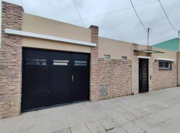 Casa · 120m² · 3 Ambientes · 1 Cochera · Venta Casa 3 Amb con Garage Doble y Patio Interno