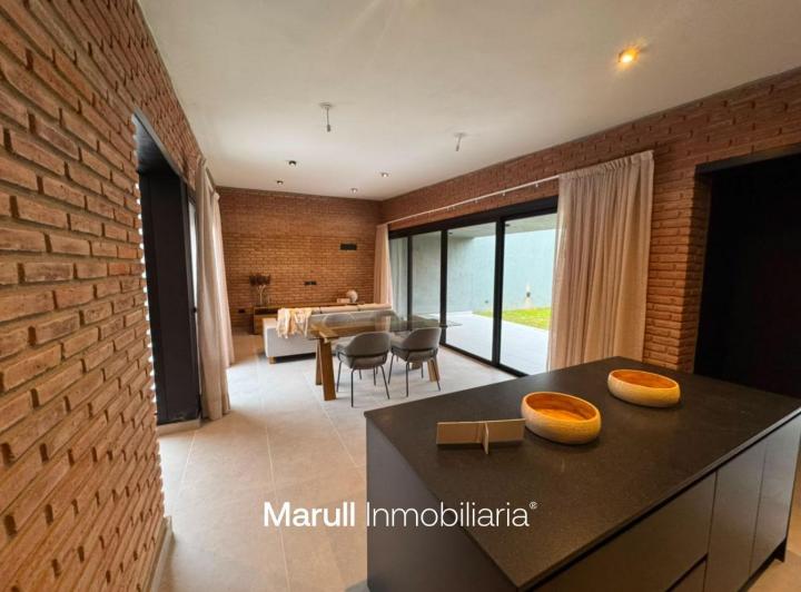 Casa · 360m² · 6 Ambientes · 2 Cocheras