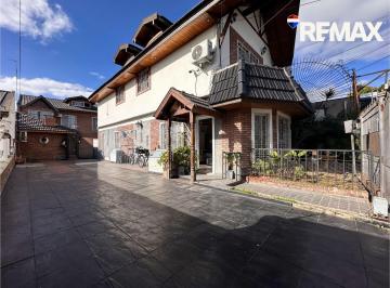 Casa · 318m² · 7 Ambientes · 1 Cochera · Venta Casa 5amb + Dpto 4amb - Quincho, Pileta, Cochera