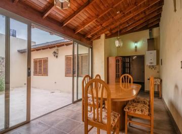 Casa · 124m² · 4 Ambientes · 1 Cochera · Venta Casa 4 Ambientes con Patio y Cochera en Ramos Mejía