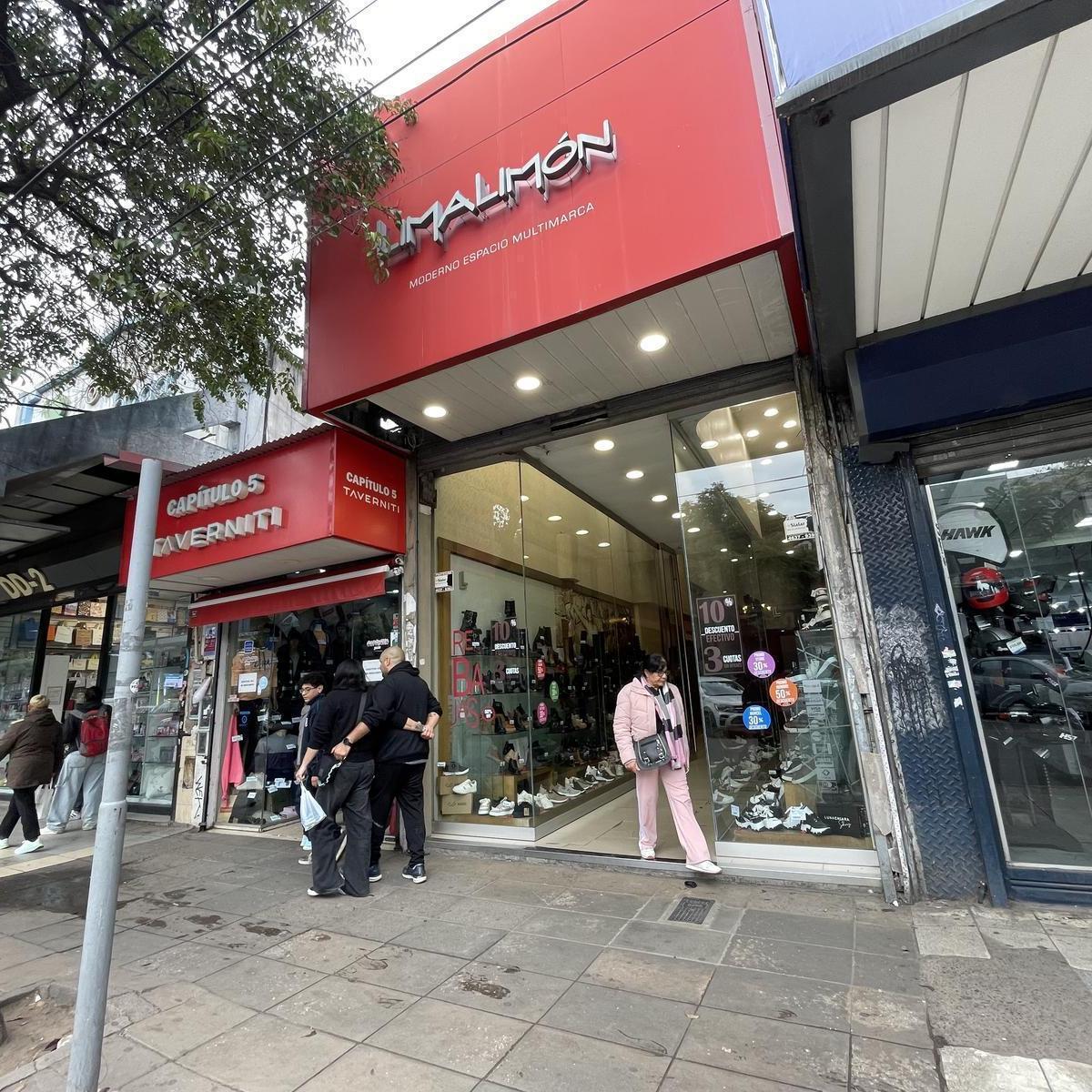 Importante Local Comercial EN AV. Libertador AL 600, Merlo (pleno Centro Comercial) Disponible Para Venta o Alquiler, Merlo, GBA Oeste