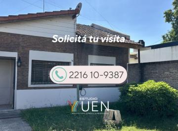Casa de 4 ambientes, La Plata · Casa en Venta en Barrio Aeropuerto de 2 Dorm.
