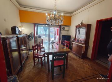 Casa · 221m² · 6 Ambientes · 1 Cochera · Venta Casa 6 Ambientes con Fondo, Quincho, Garaje y Balcón Corrido en Villa Lugano