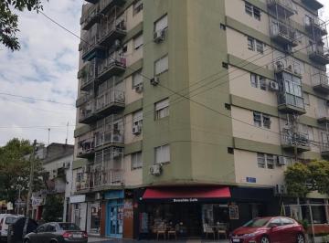 Departamento de 3 ambientes, Monte Castro · Departamento 3 Amb Al Frente 1er Piso con Patio y Balcon