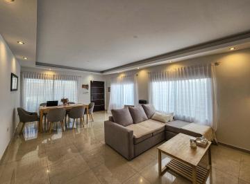 Casa · 112m² · 5 Ambientes · 4 Cocheras · Casa de 2 Dorm. con Gran Jardín y Pileta en Las Tardes