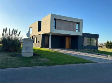 Casa · 330m² · 7 Ambientes · 2 Cocheras · Casa en Venta - 5 Dorm. 5 Baños - San Vicente