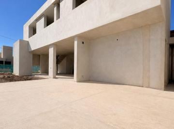Casa · 147m² · 6 Ambientes · 2 Cocheras · Venta de Casa a Estrenar en Docta de 3 Dorm.