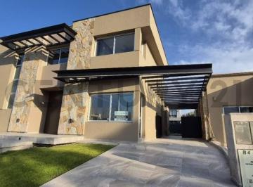 Casa · 240m² · 3 Dormitorios · 3 Cocheras · Casa en Alquiler Barrio Ciro de Vieytes, Maipú, Mendoza